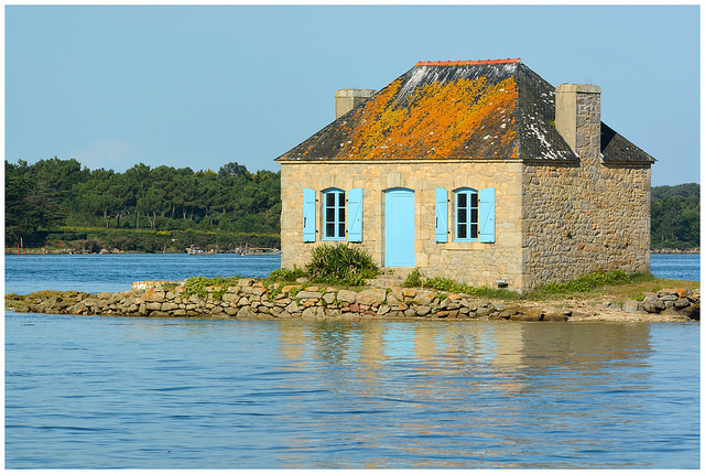 Résidence abandonné milieu d'un lac