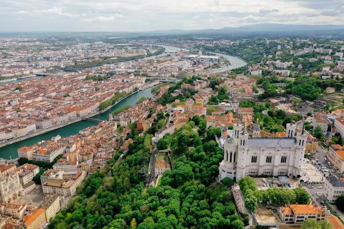 La ville de Lyon vue d'une haut avec ses nombreux logements.