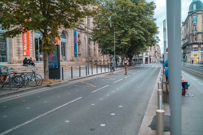 Rue large dans un quartier à Bordeaux avec des appartements.