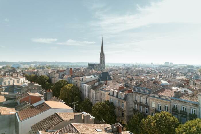 Photo de plusieurs biens immobiliers à Bordeaux avec une vue d'en haut.