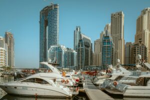 dans quoi investir à Dubaï : gratte-ciels et bateau