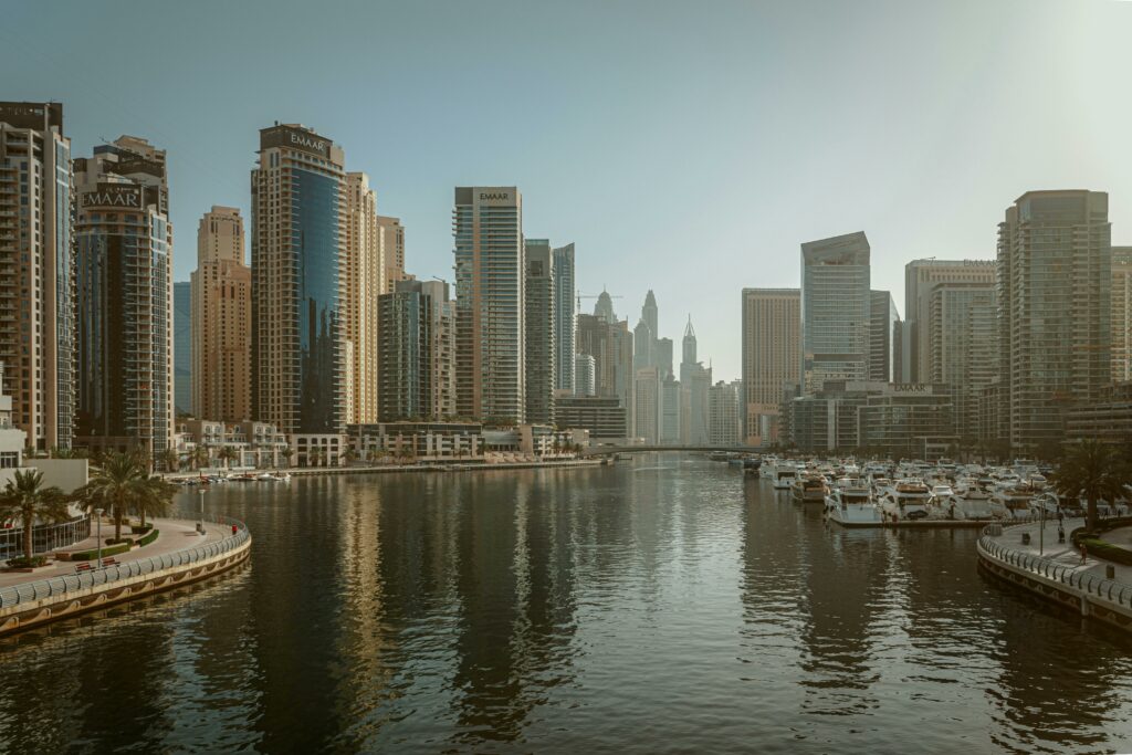 immobilier à Dubaï : paysage urbain avec des gratte-ciels et de l'eau