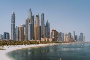 projet immobilier à Dubaï : gratte-ciels et la mer