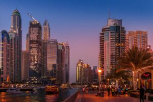 investir a dubai depuis la France : paysage urbaine nocturne