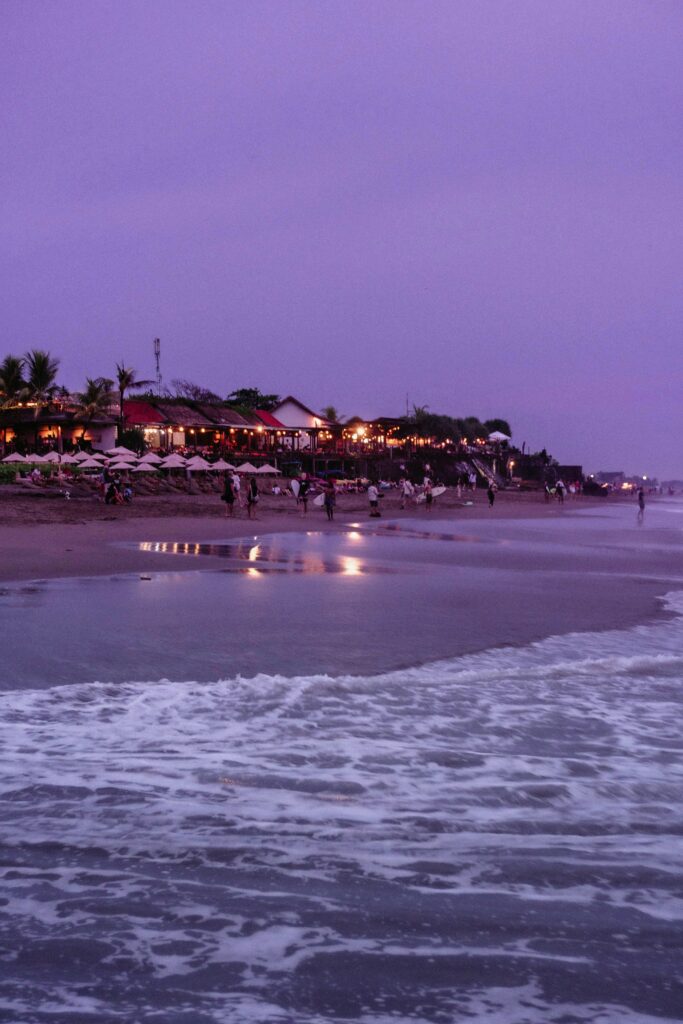 La plage de Seminyak et son ambiance nocturne animée, idéale pour l'achat d'une villa Bali 80 000 euros.