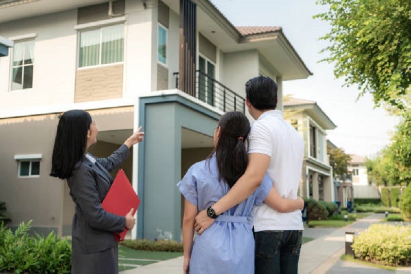 image d'un couple heureux achetant un bien immobilier avec le prêt à taux zéro