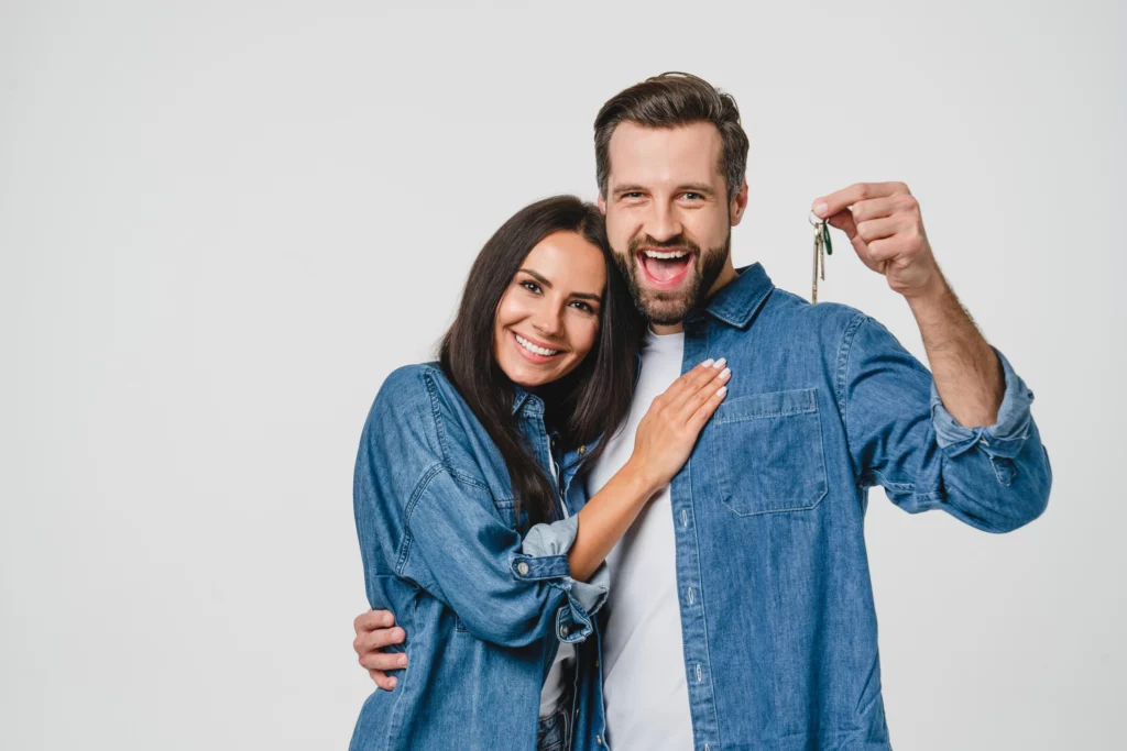 Image de couple heureux d'avoir investi dans l'immobilier