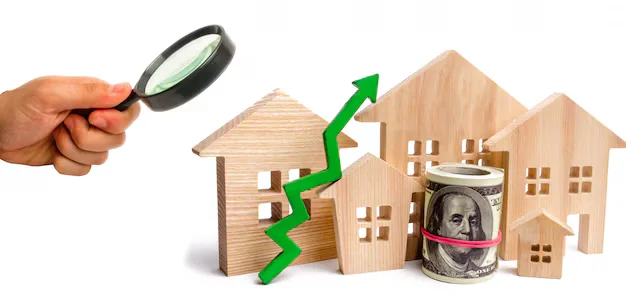 Une loupe, des maisons en bois et un rouleau de billets entouré d'une flèche verte ascendante illustrent l'analyse de la croissance du marché immobilier et des investissements rentables.