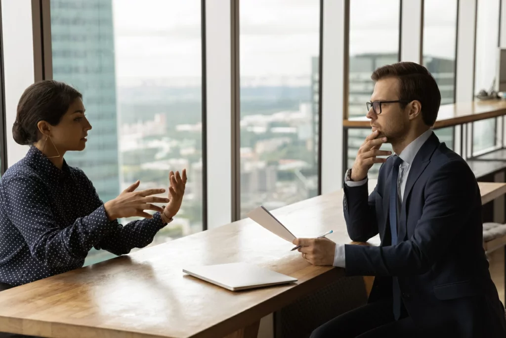 droit de succession : deux personnes en train de discuter