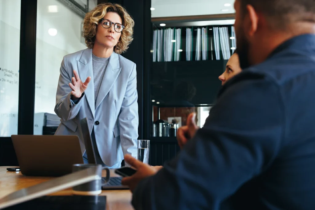 droit de succession : trois personnes en trainde discuter d'un sujet sérieux