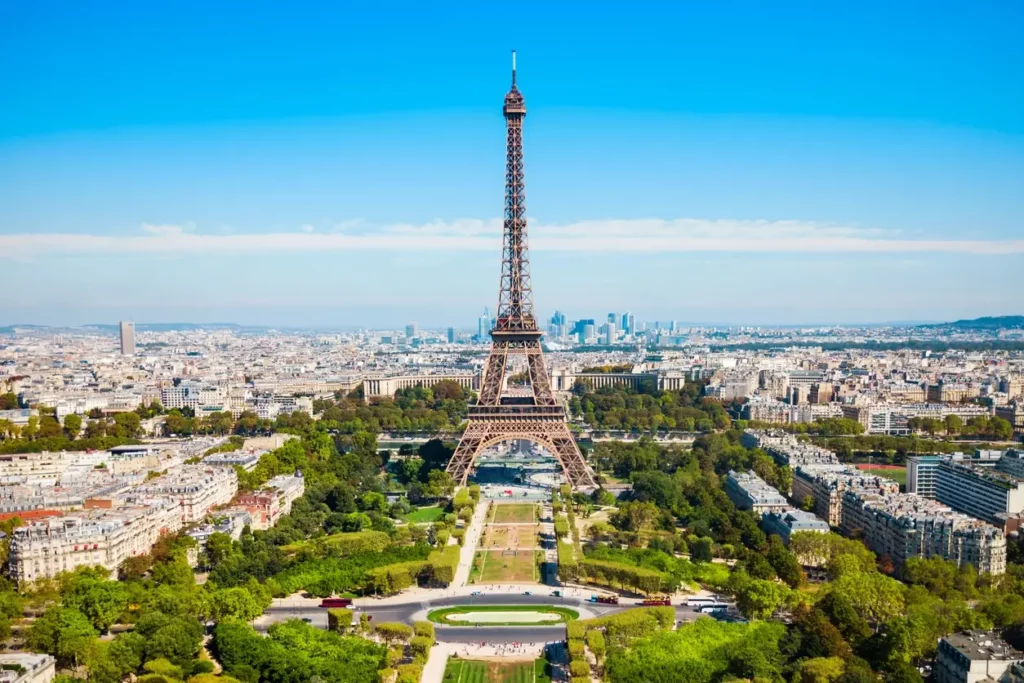 Vue aéreinne sur la tour eiffel de Paris montrant son classement en tant que meilleure ville où investir en France