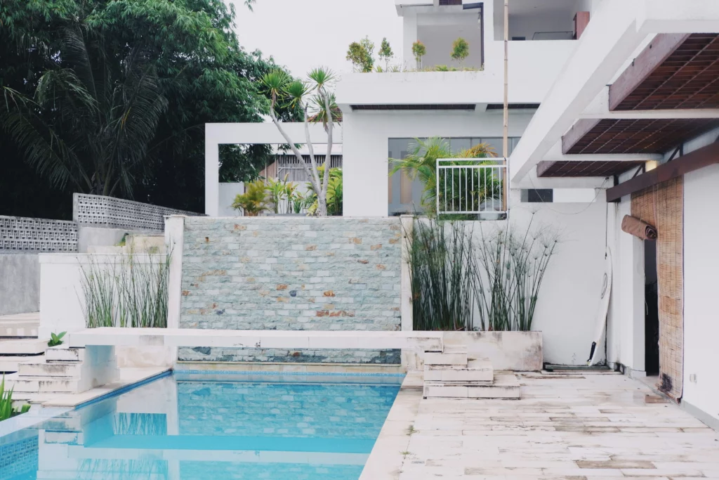 prix maison bali : villa avec grande piscine et de l'espace.