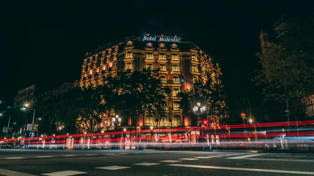 où investir en espagne : hotel majestic de nuit