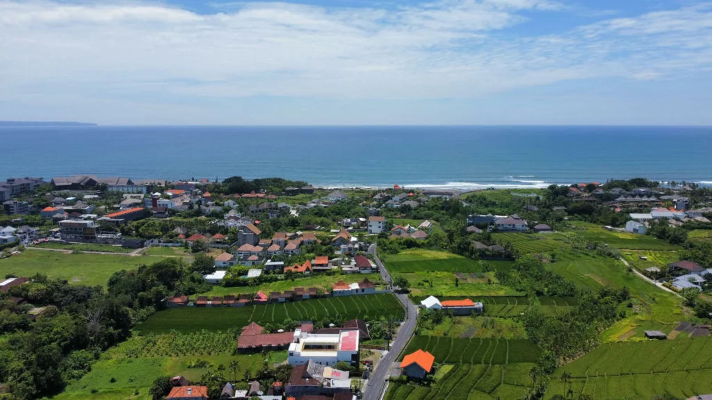 maison bali vente : vue aérienne d'une ville à bali