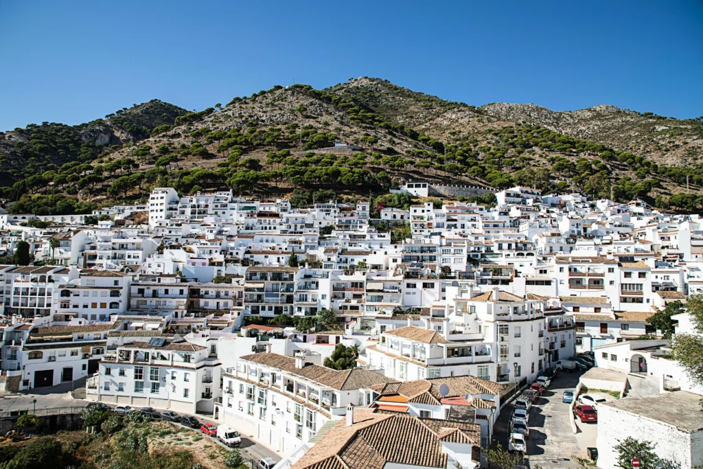 où investir en espagne bord de mer : cliché aérien d'une ville