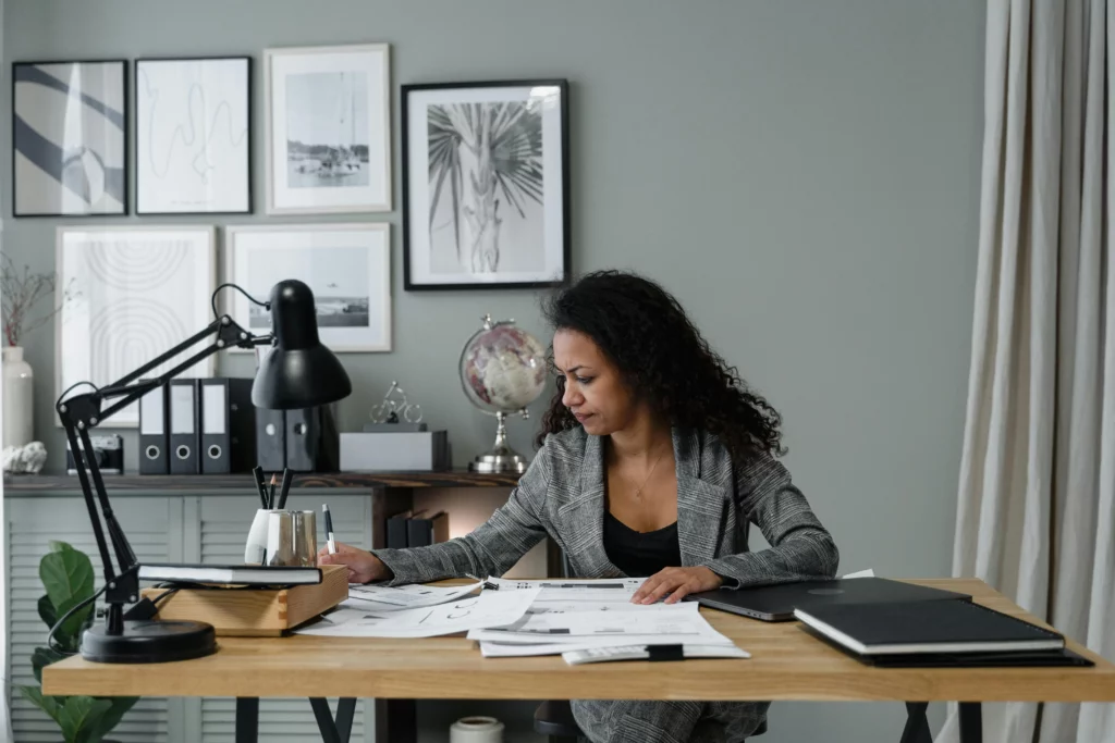 capacité d'emprunt : femme en train de travailler sur un bureau