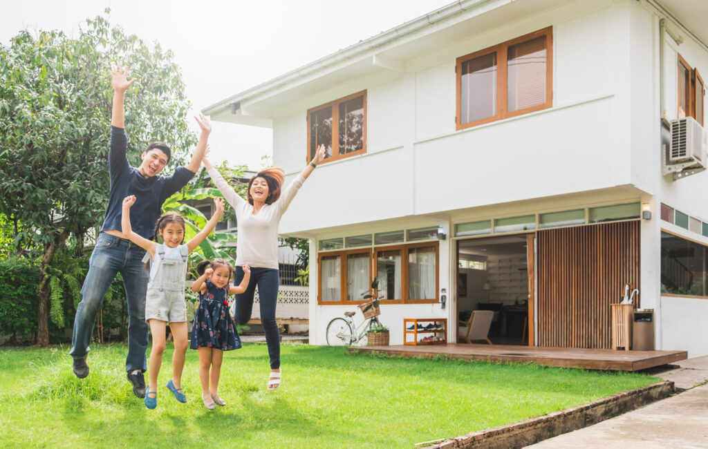 famille heureuse d'avoir acquis un bien immobilier via le prêt action logement