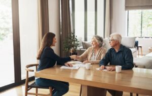 Image de deux parents signant les clauses d'une succession SCI familiale