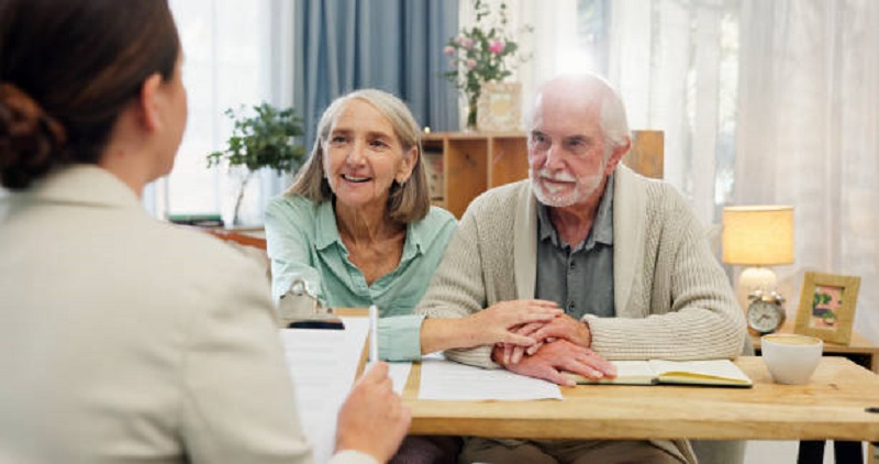 image de deux personnes âgées assurant la succession sci familiale