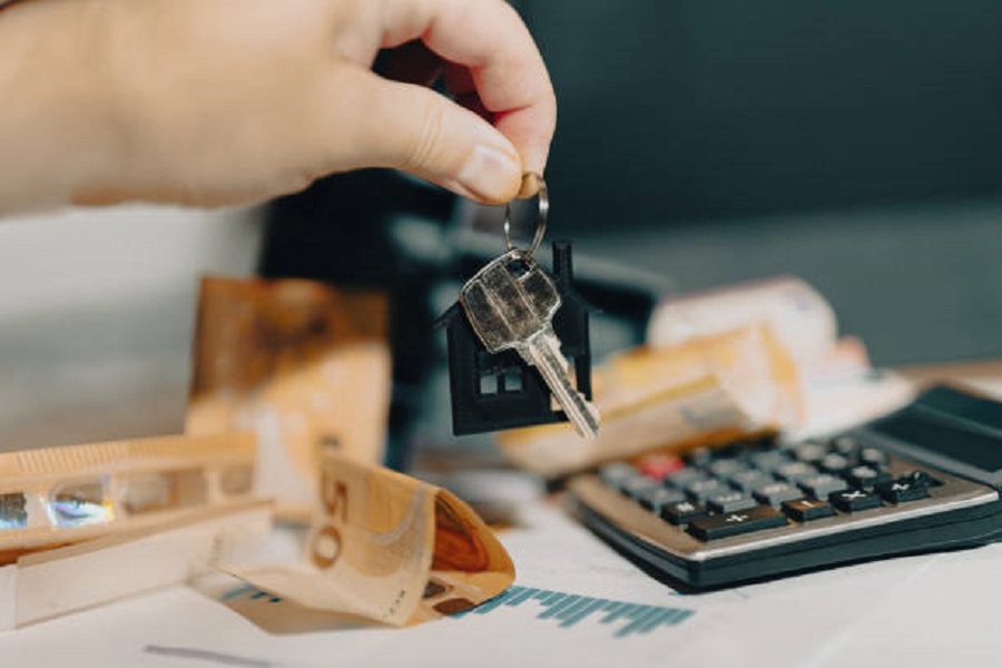 image d'une clé de maison et de l'argent gagné avec le bon taux de rendement locatif