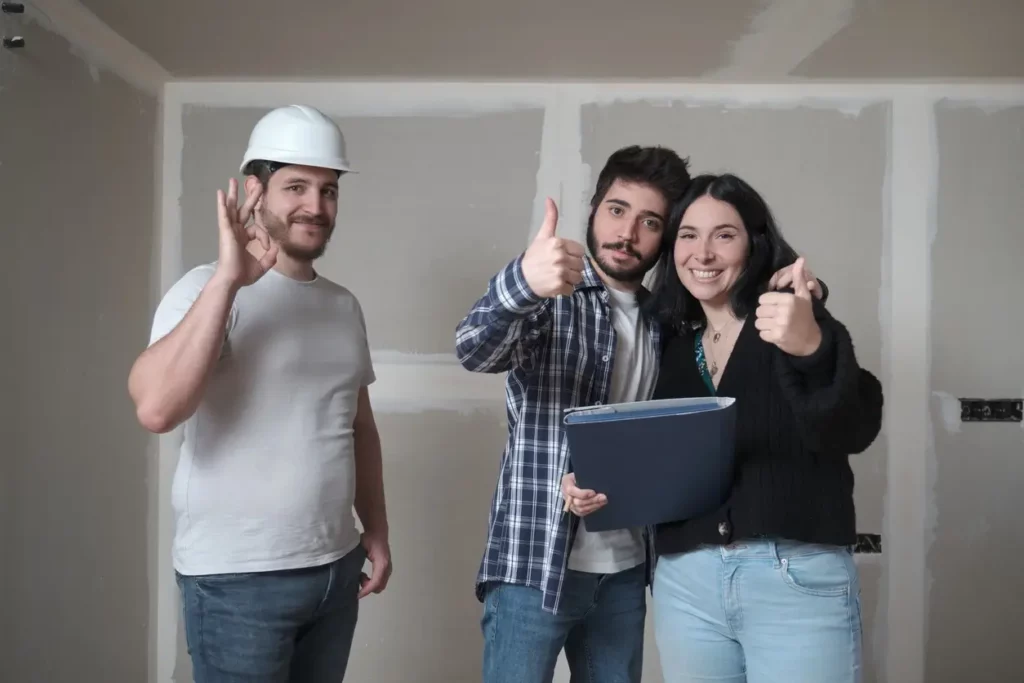 Image montrant un couple qui se fait accompagné par un professionnel RGE dans le montage de dossier pour obtenir une aide pour la rénovation logement locatif.