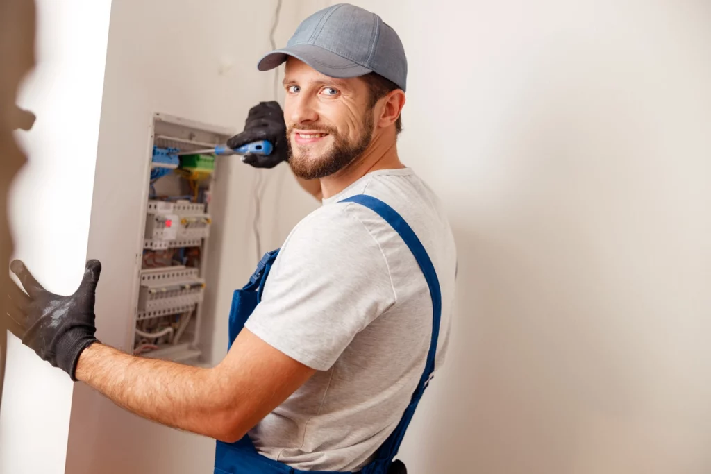 Image d'un diagnostiqueur électricité certifié effectuant un diagnostic électricité pour un bien immobilier locatif