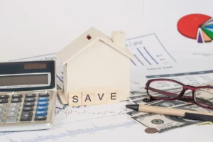 fiscalité pel : petite maison, calculatrice, lunettes, stylo, documents divers