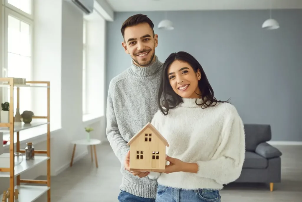 Image d'un couple heureux achetant une maison avec les avantages fiscaux de la loi scellier