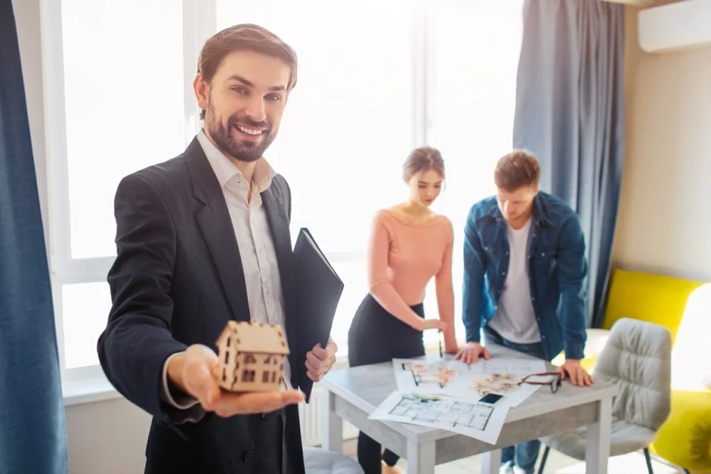 Image d'un conseiller immobilier mettant en évidence les démarches à suivre concernant la plus-value immobilière SCI et les fiscalités d'une plus-value SCI