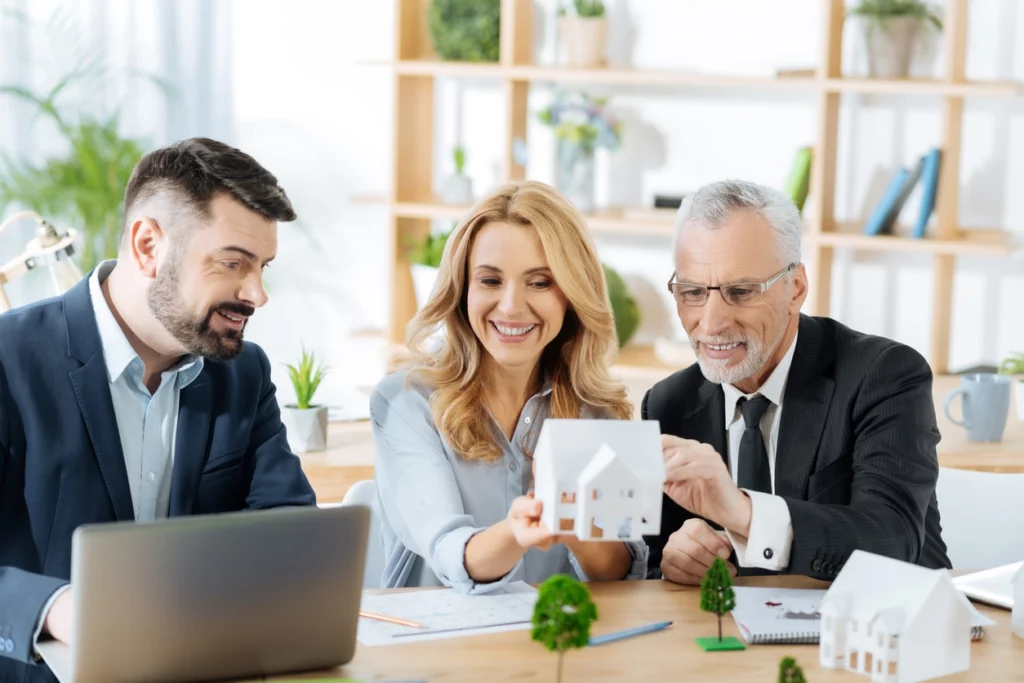 Image d'un conseiller immobilier mettant en évidence les démarches à suivre concernant la plus-value immobilière SCI et les fiscalités d'une plus-value SCI