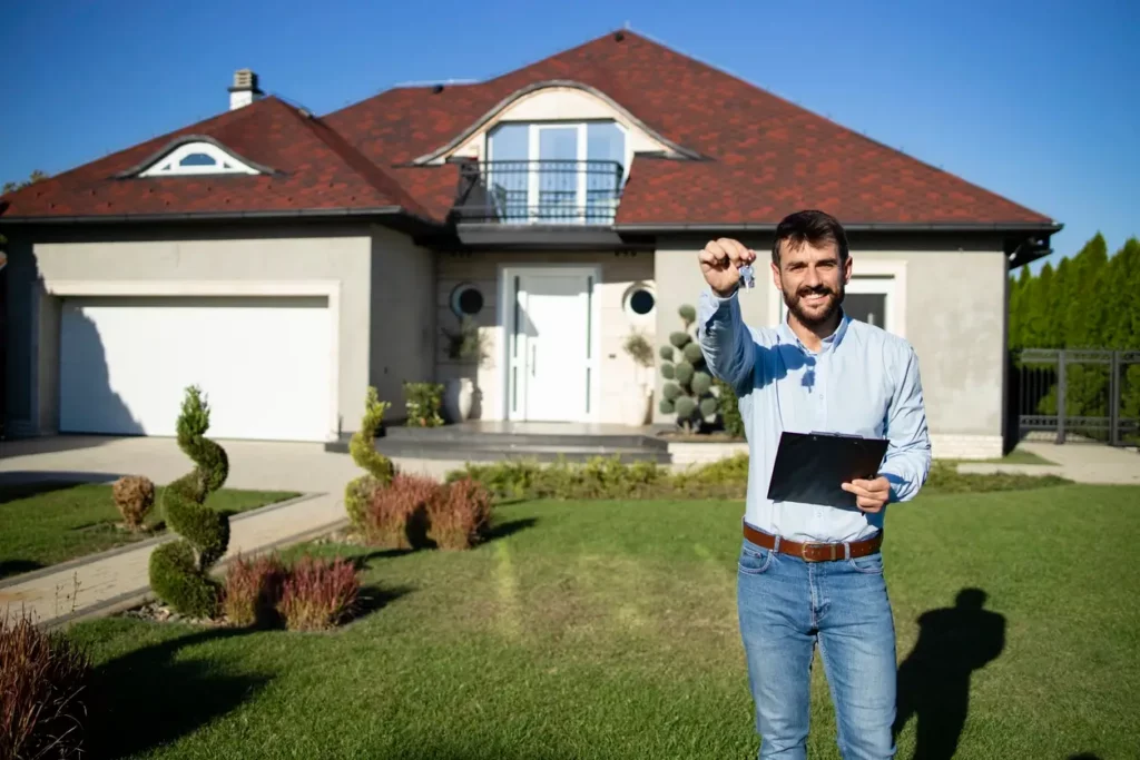 Image d'un propriétaire heureux montrant toutes ses stratégies pour avoir de la rentabilité même en cas de vacance locative