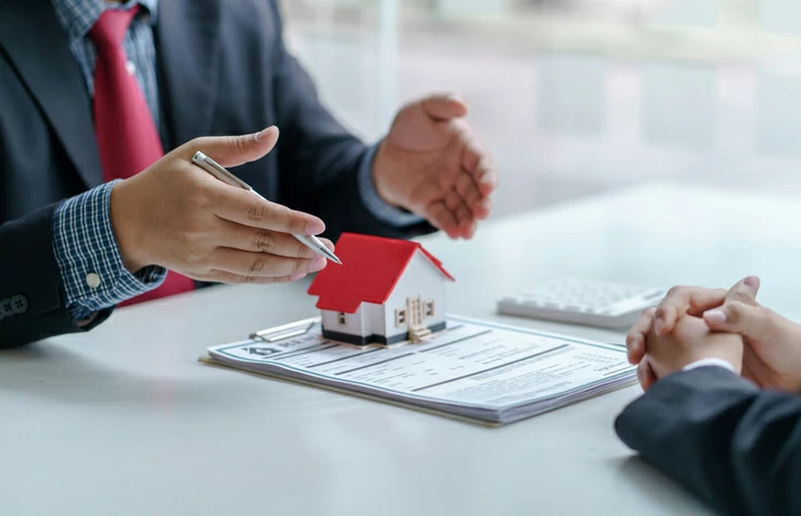 SIIC ou SCPI : main placée devant une petite maison placée au dessu d'un document en papier devant une autre main qui se serre